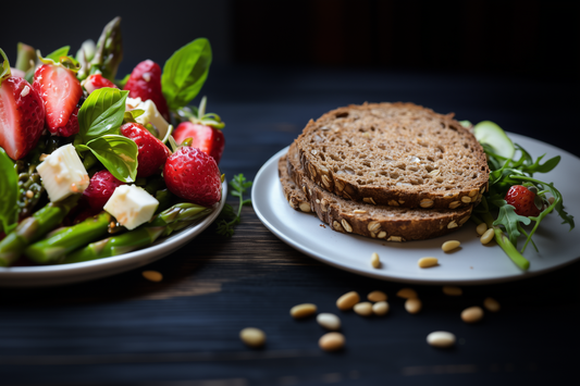 Dinkelrolle & Frühlings-Spargelsalat mit Erdbeeren und Rucola